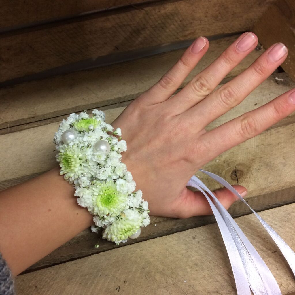 Handgelenk-Blütenband mit weißen Blumen – Brautschmuck Vöcklabruck