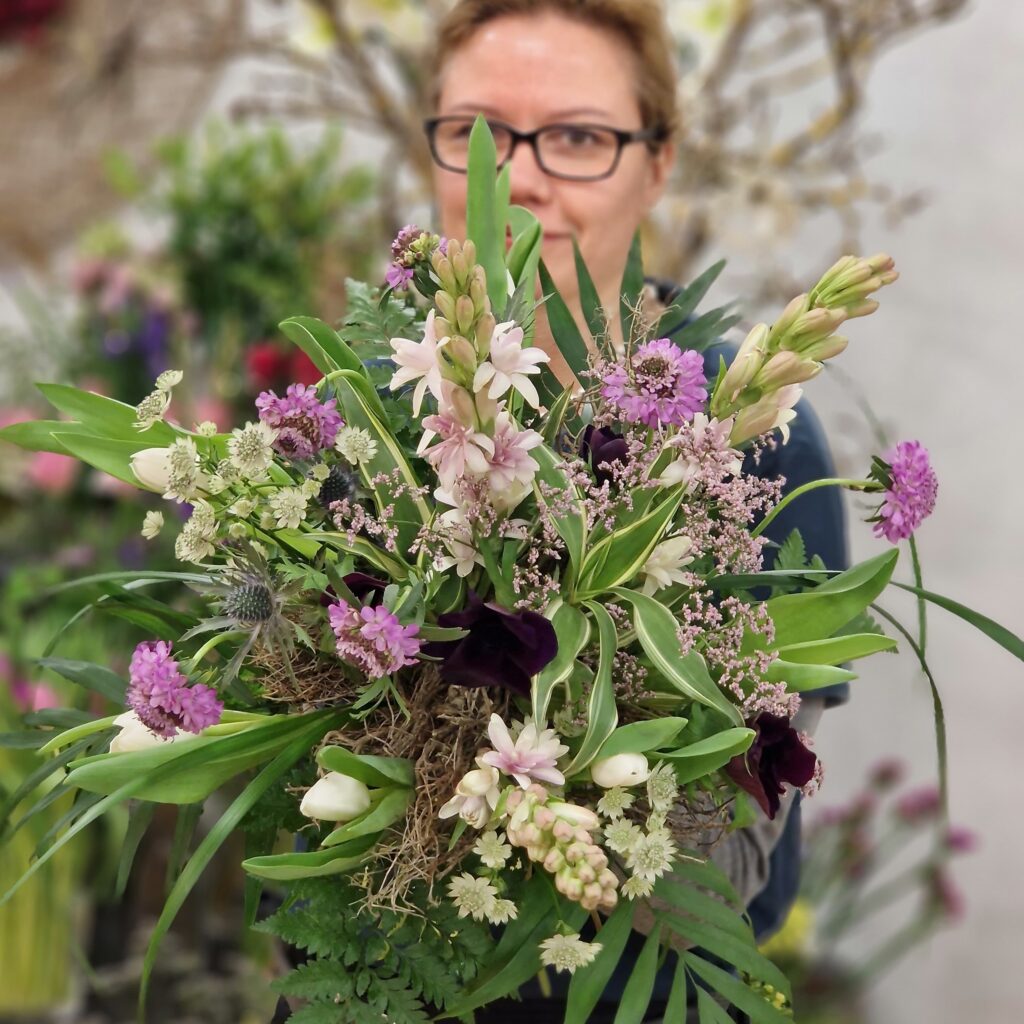 Floristin mit Wildblumenstrauß – Naturfloristik Vöcklabruck