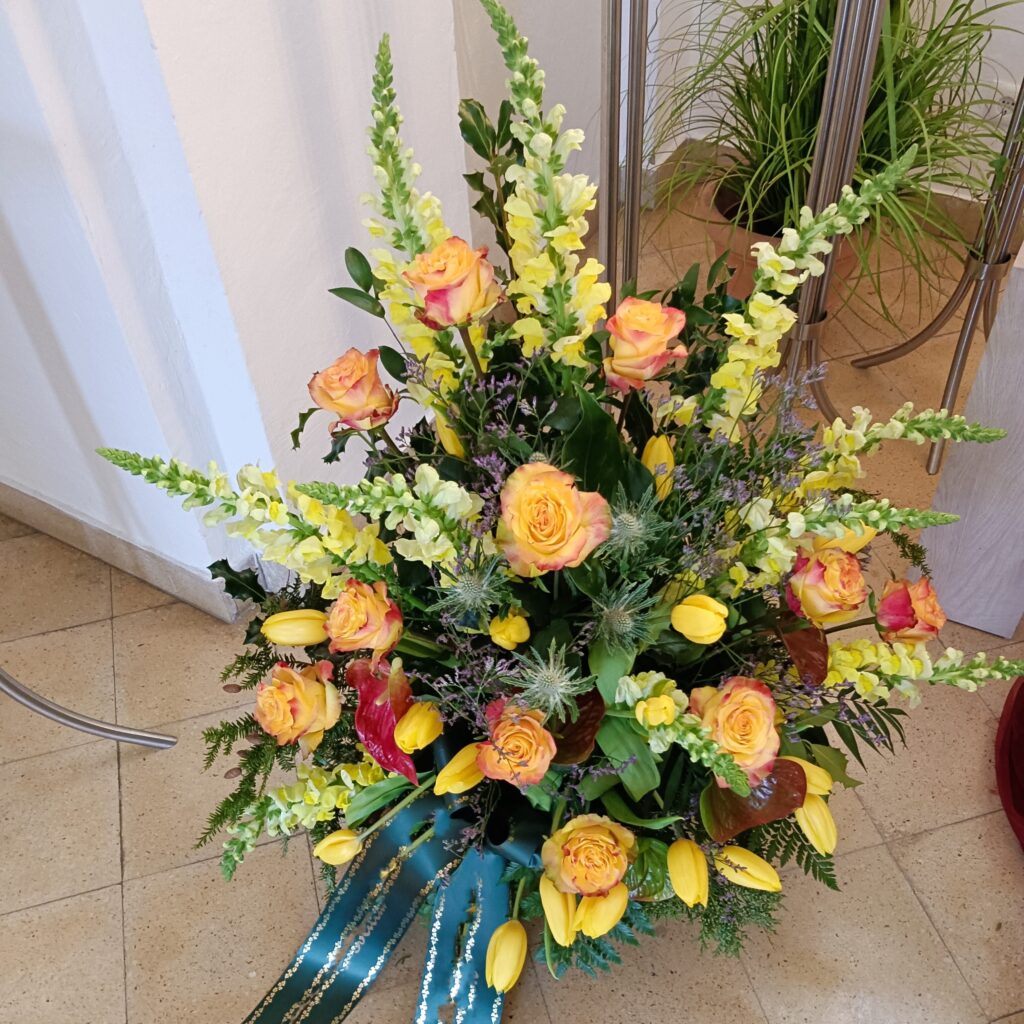 Trauerblumenschmuck mit gelben Rosen – Floristik Vöcklabruck