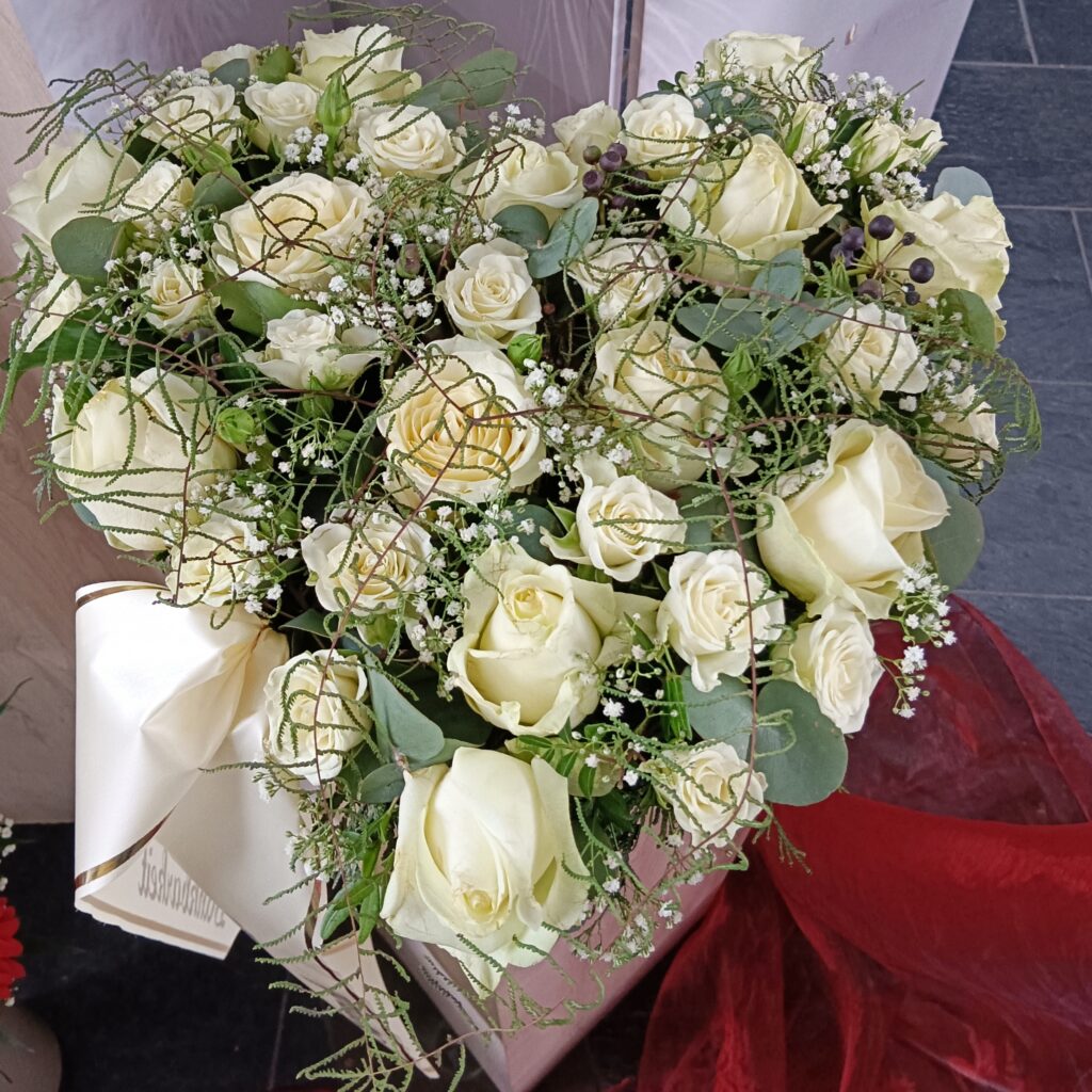 Herzförmiger Trauerkranz mit weißen Rosen – Trauerfloristik Vöcklabruck