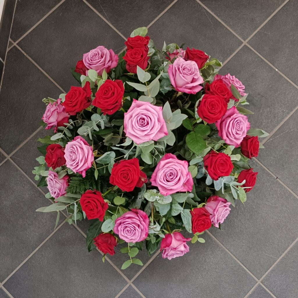 Runder Strauß mit roten und rosa Rosen – Gedenkfloristik Vöcklabruck