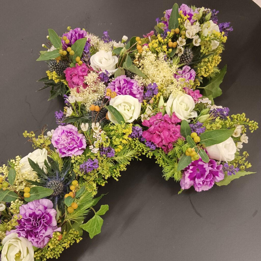 Blumenkreuz mit lila und gelben Blüten – Floristik Vöcklabruck
