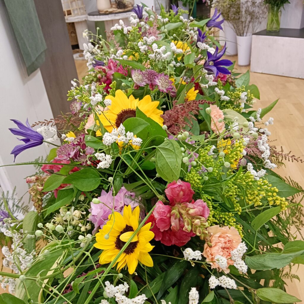 Naturkranz mit Wiesenblumen – Trauerdekoration Vöcklabruck