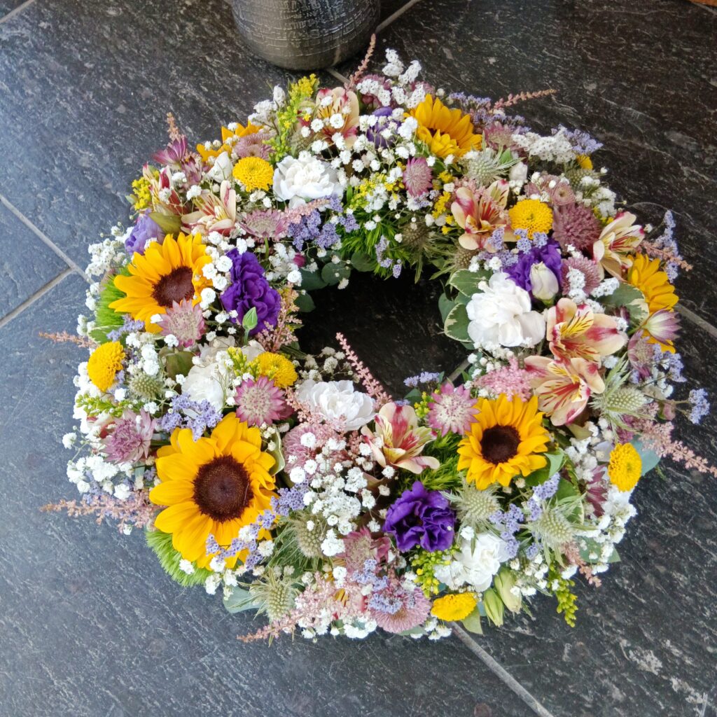 Kranz mit Sonnenblumen und Lavendel – Trauerblumen Vöcklabruck