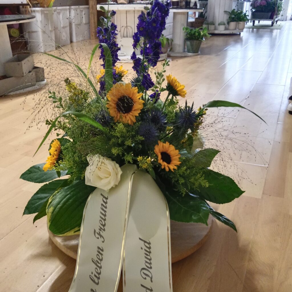 Sonnenblumenstrauß mit Schleife – Trauerfloristik Vöcklabruck
