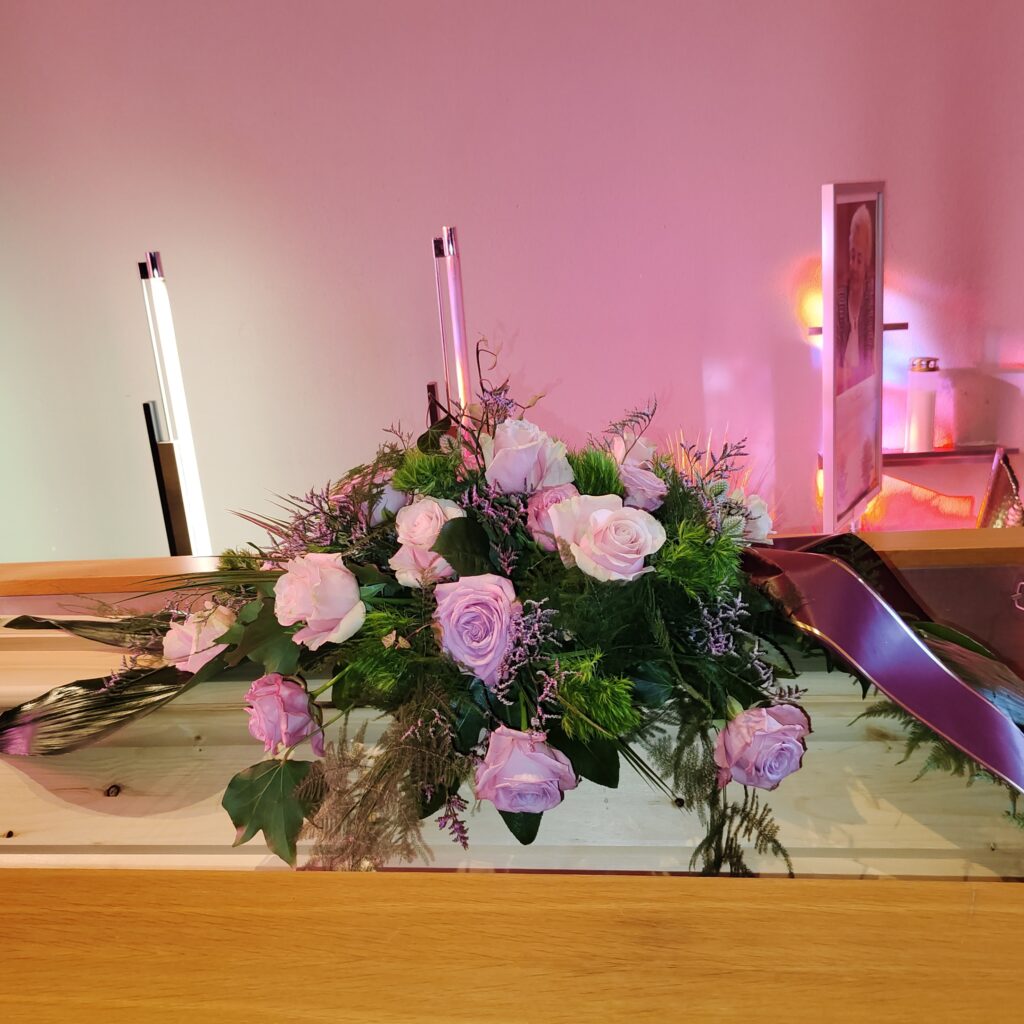 Altargesteck mit zarten Blüten – Kirche Vöcklabruck