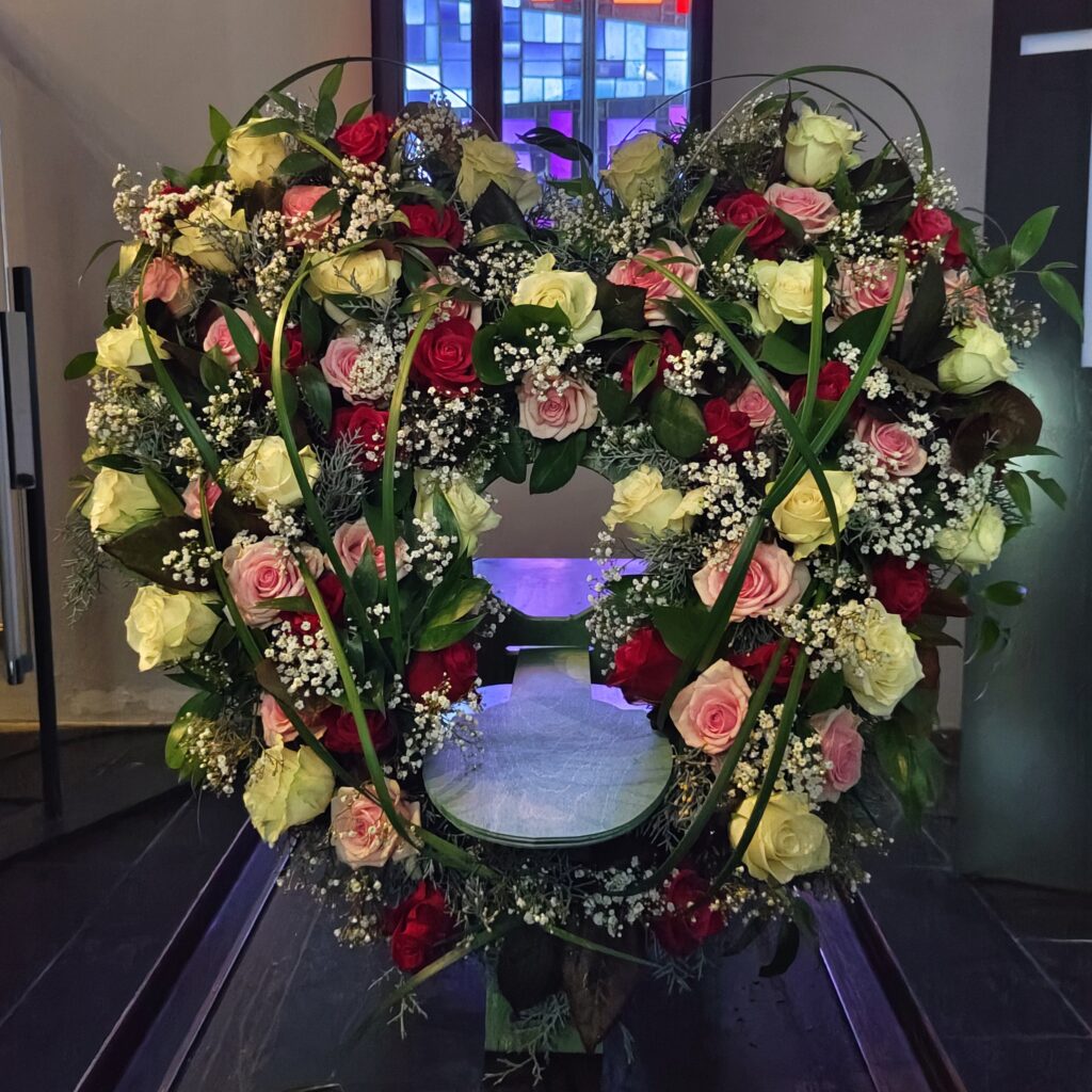 Herzförmiges Trauergesteck mit Rosen – Trauerfloristik Vöcklabruck