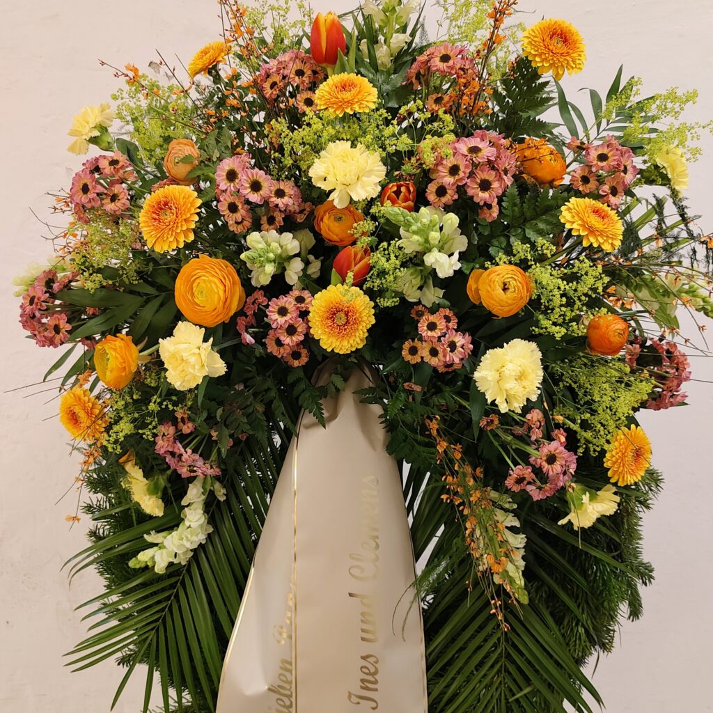 Blumengesteck in Orange mit Chrysanthemen – Vöcklabruck Trauerblumen