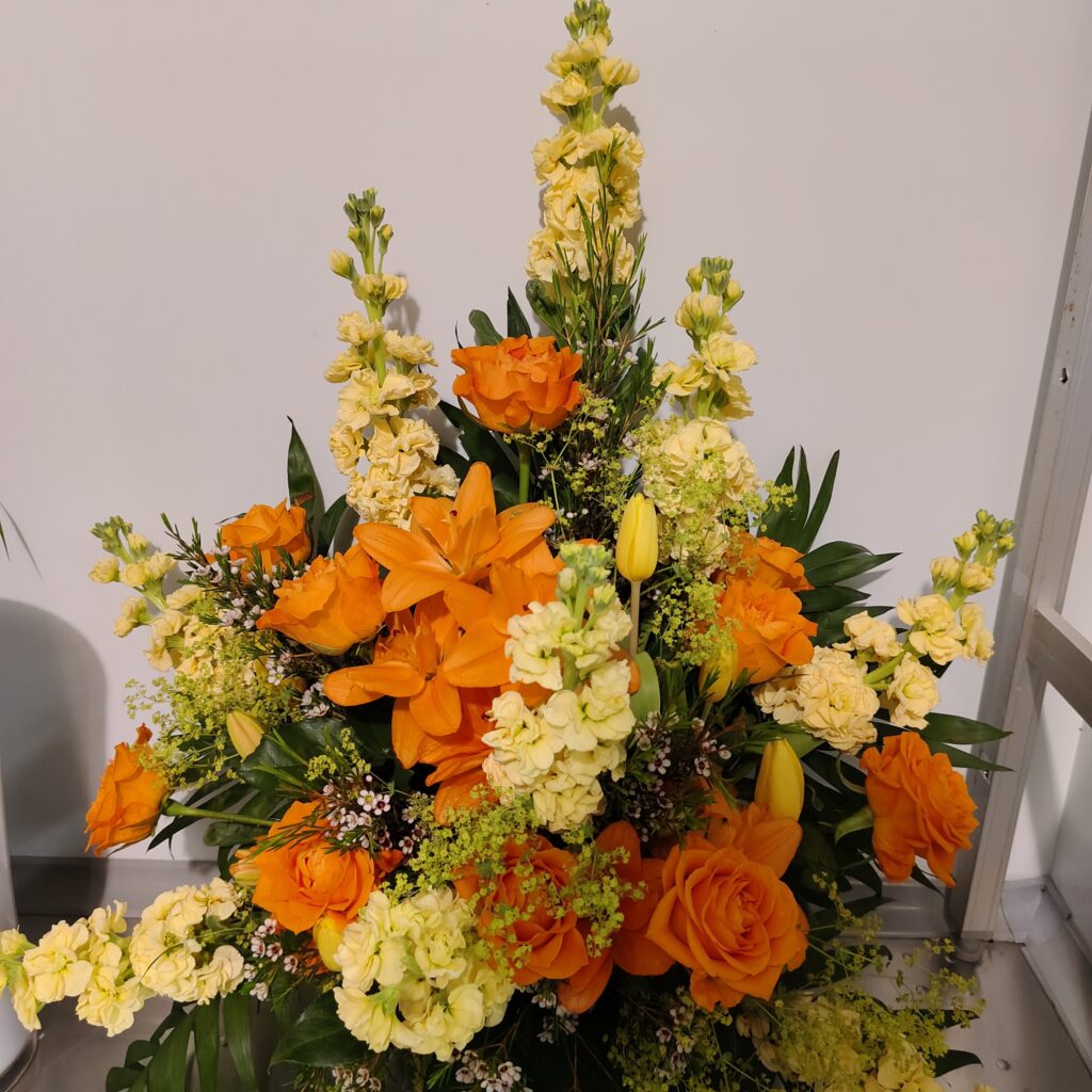 Leuchtendes Blumengesteck in Orange-Gelb – Vöcklabruck