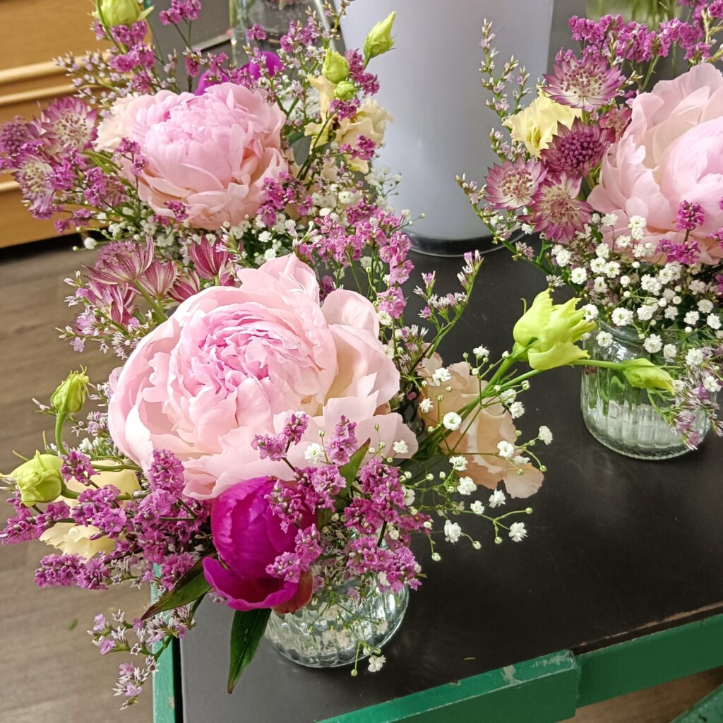 Blumenarrangement mit rosa Pfingstrosen – Dekoration Vöcklabruck