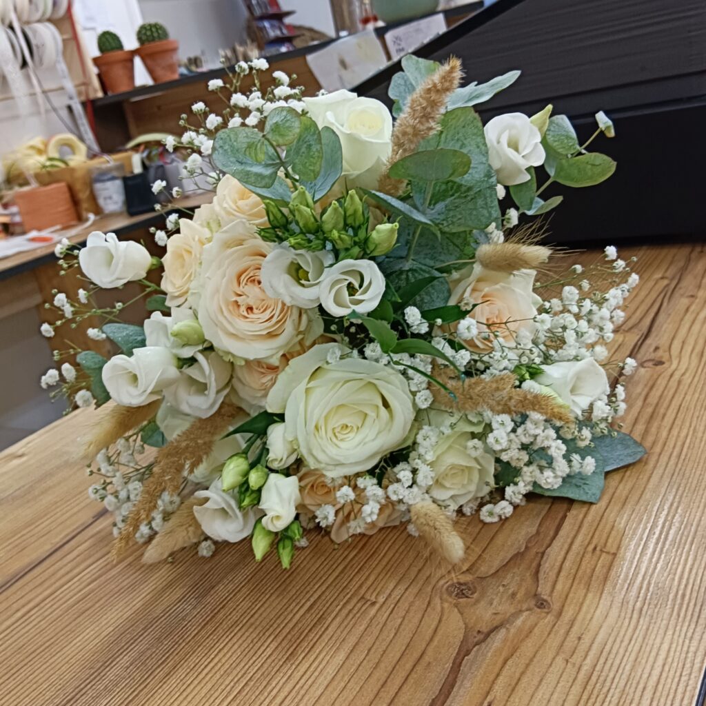 Romantischer Brautstrauß in Creme – Floristik Vöcklabruck