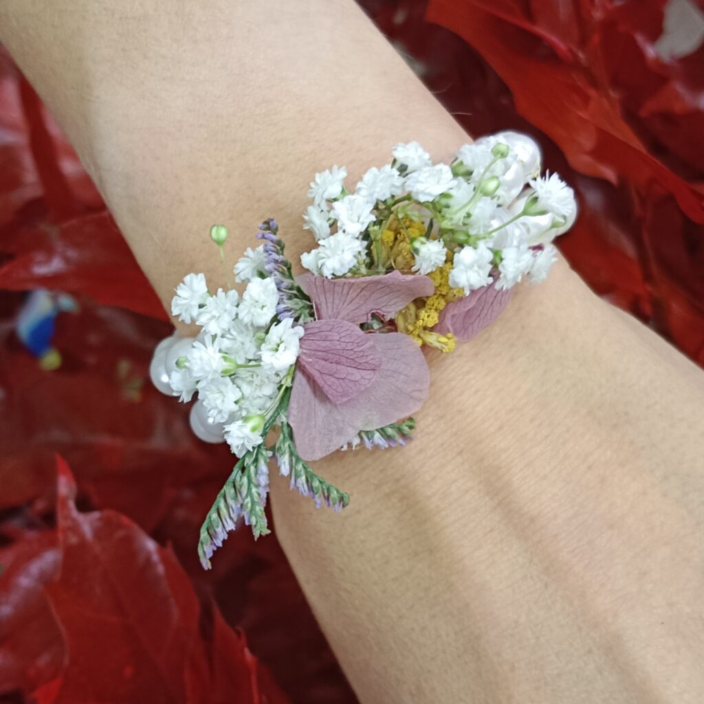Blütenarmband mit Schleierkraut – Brautaccessoire Vöcklabruck