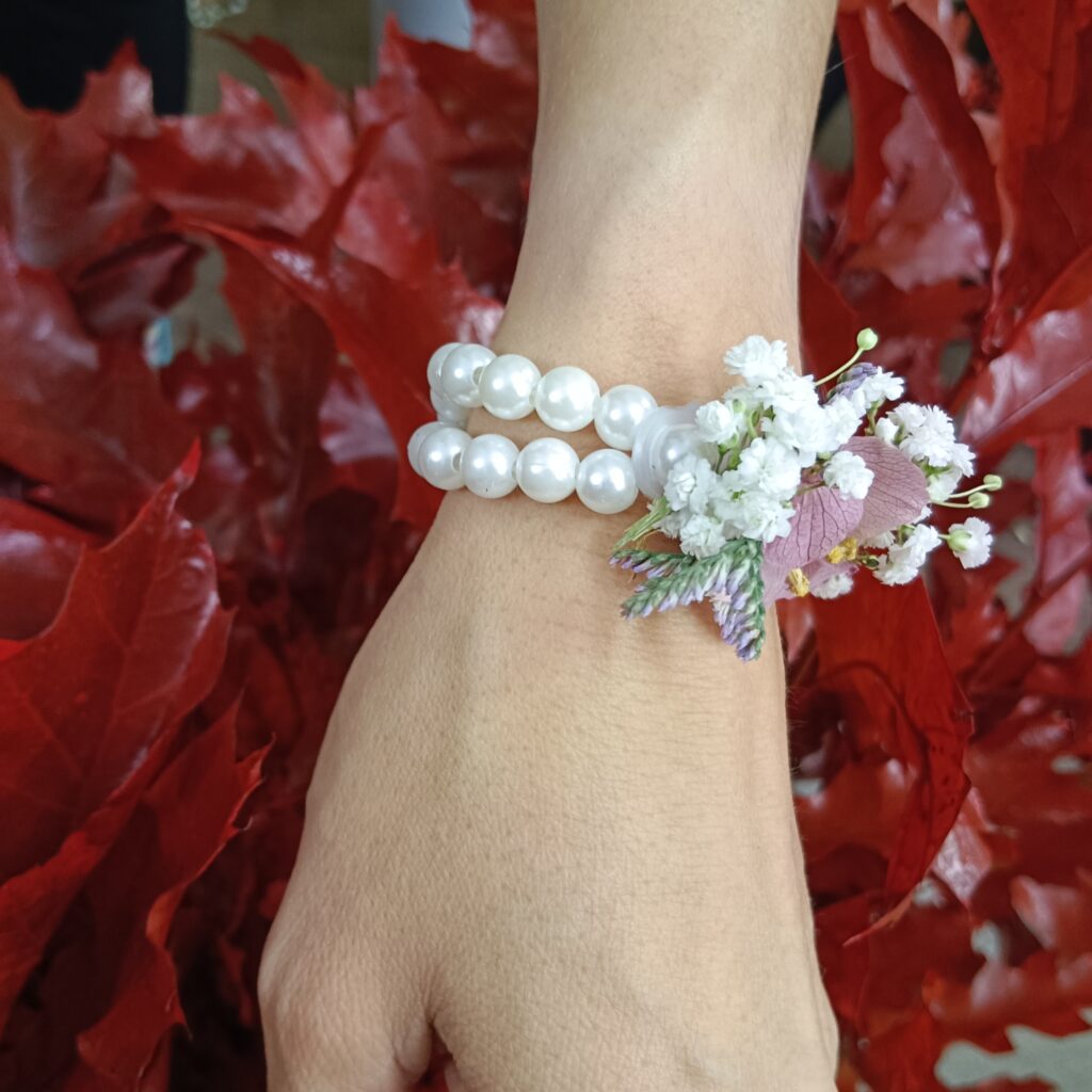 Perlenarmband mit Blumen – Hochzeit Floristik Vöcklabruck
