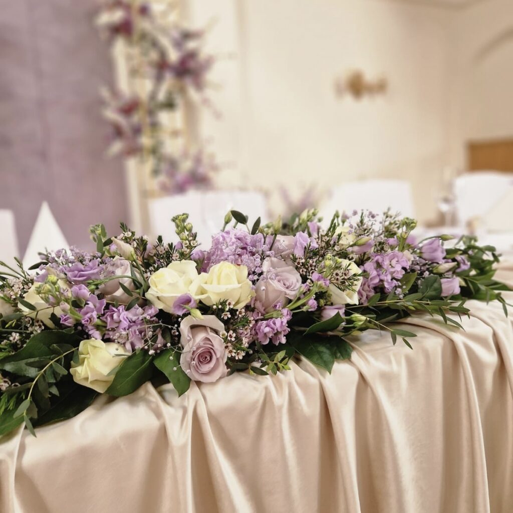 Gesteck mit Rosen in Pastell – Hochzeitsfloristik Vöcklabruck