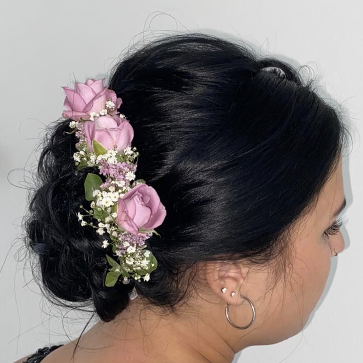 Haarschmuck mit Rosen – Brautfrisur Deko Vöcklabruck