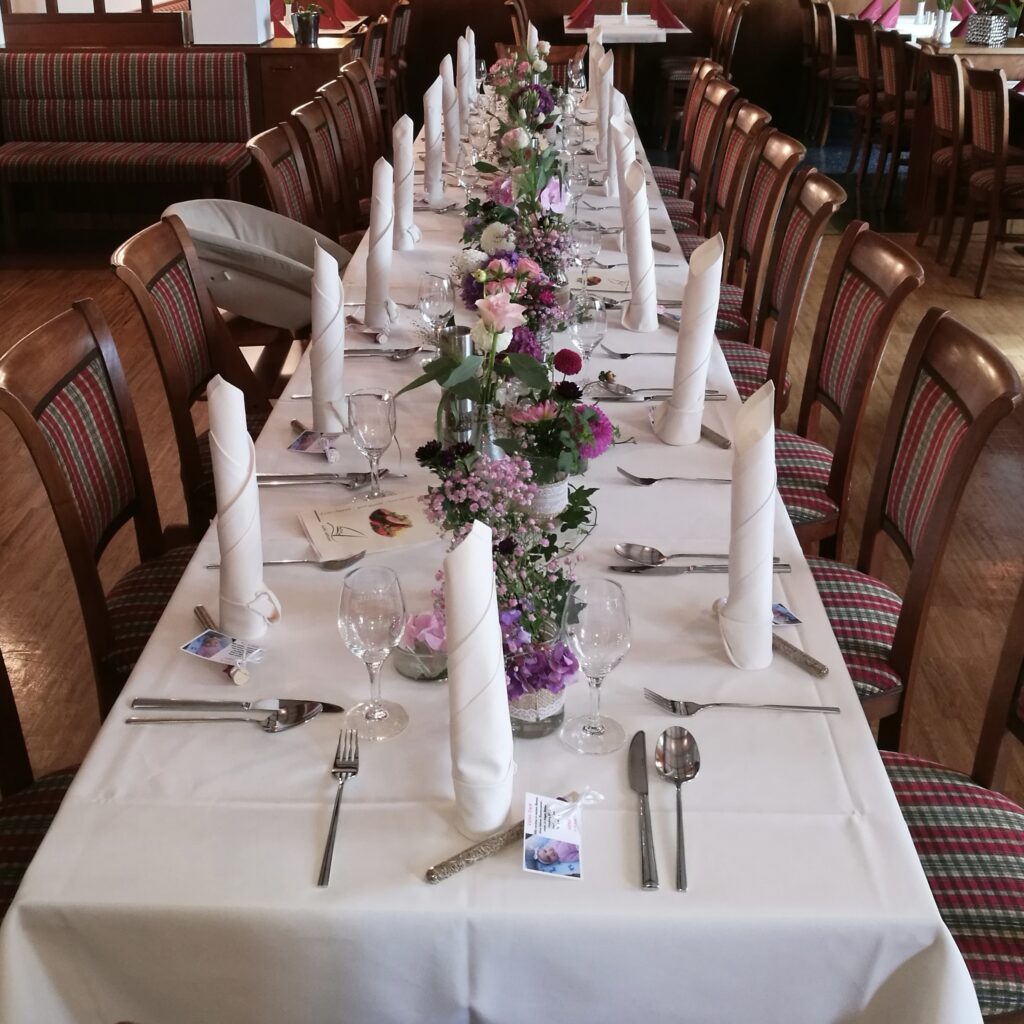 Festlich gedeckter Tisch mit Blumen – Hochzeitsfloristik Vöcklabruck