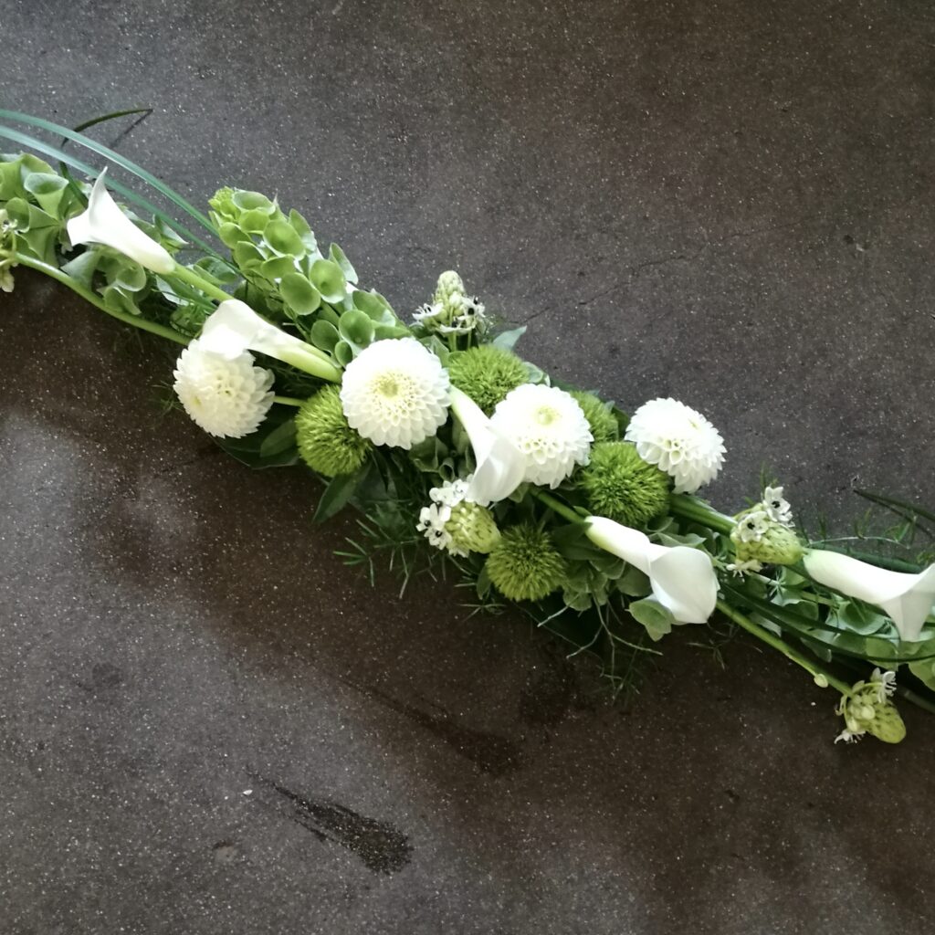 Blumengirlande mit weißen Rosen – Tischdekoration Vöcklabruck
