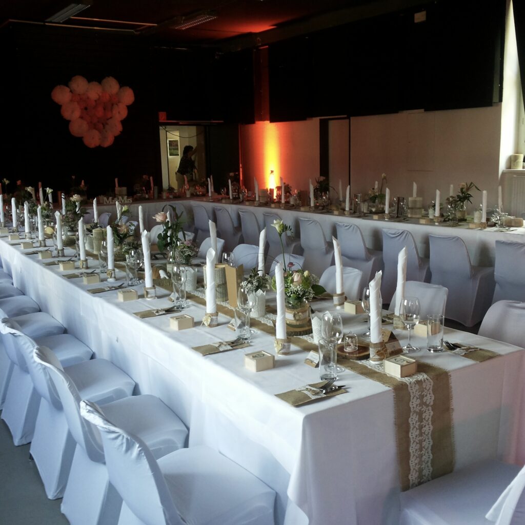 Elegante Tischdekoration mit goldenen Kerzen – Hochzeitsfloristik Vöcklabruck