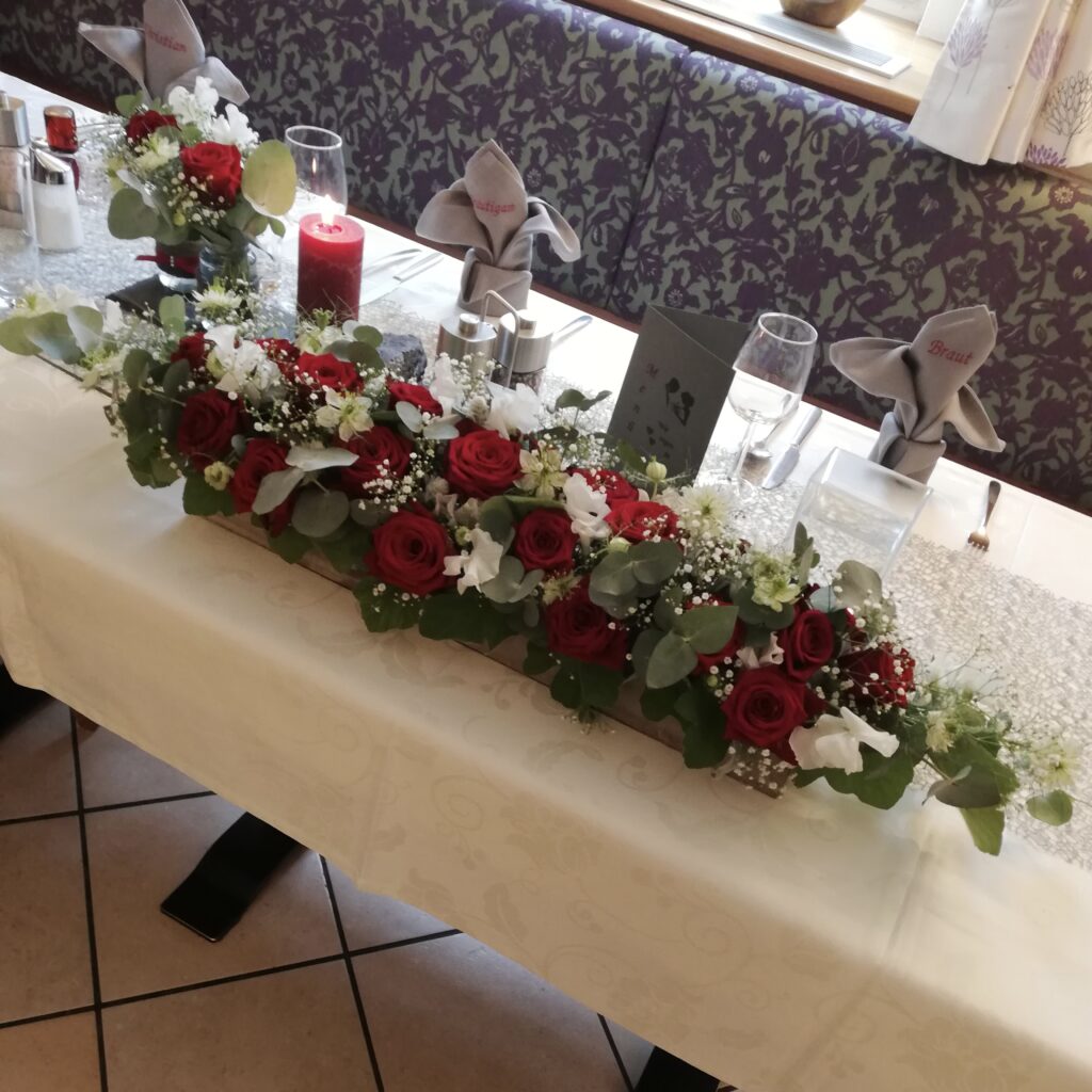 Tischgesteck mit Rosen und Schleierkraut – Hochzeit Vöcklabruck