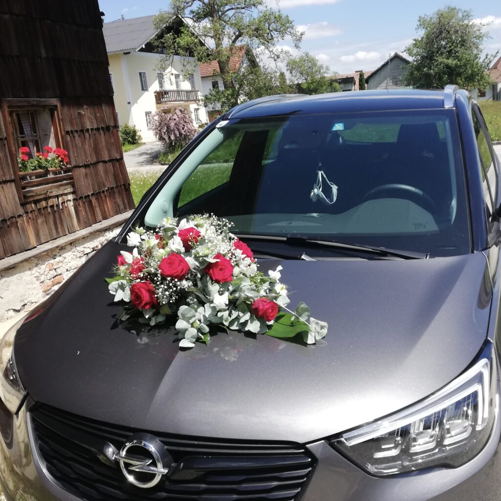 Autogesteck mit roten Rosen – Hochzeit Vöcklabruck