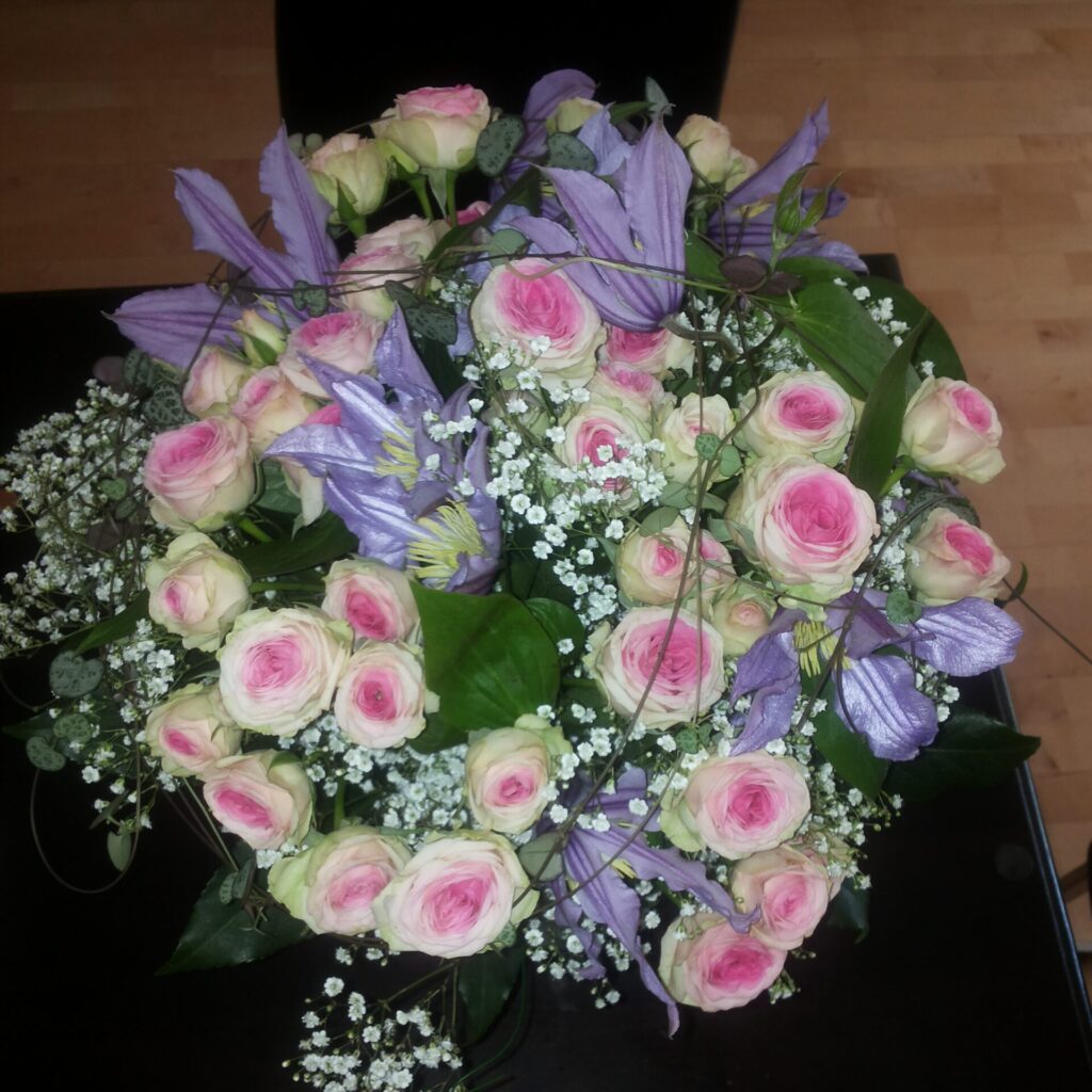 Florales Arrangement in Rosa-Lila mit Lisianthus – Vöcklabruck