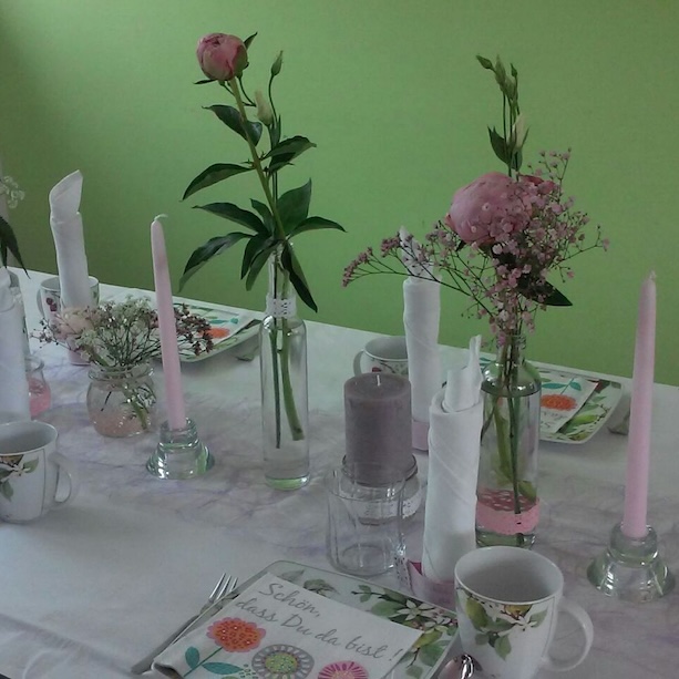 Tischdeko mit rosa Blüten, Kerzen und Gläsern – Hochzeit Vöcklabruck