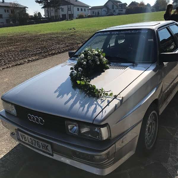Autoschmuck mit Blumenstrauß auf Oldtimer zur Hochzeit – Vöcklabruck