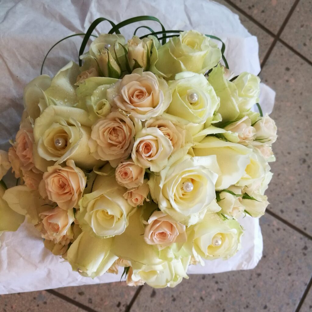 Rosenstrauß in Creme und Apricot – rund gebunden – Vöcklabruck