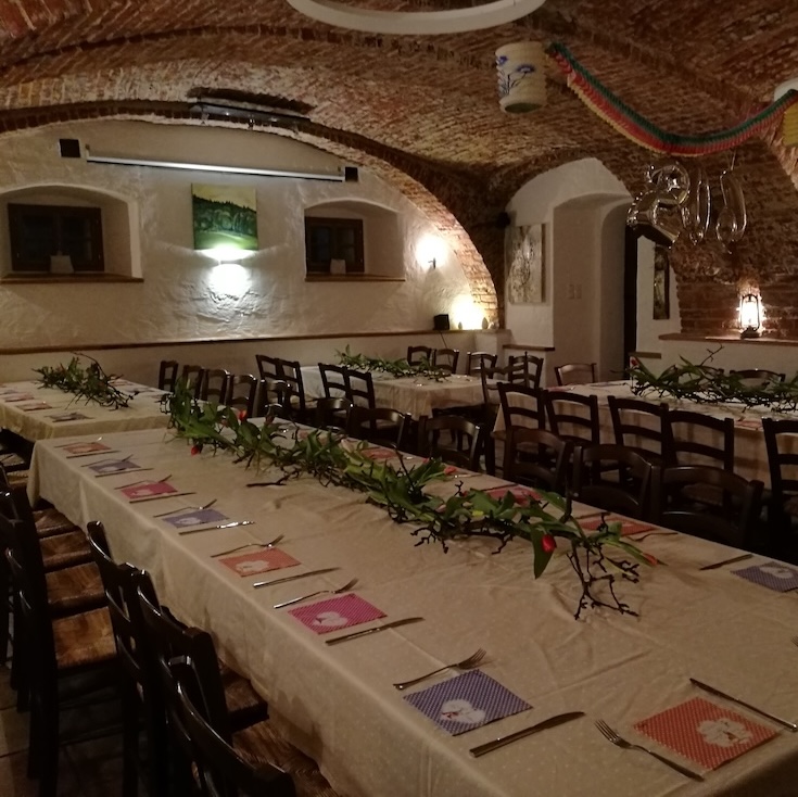 Hochzeitstafel in historischem Gewölbe mit Blumengirlande – Vöcklabruck