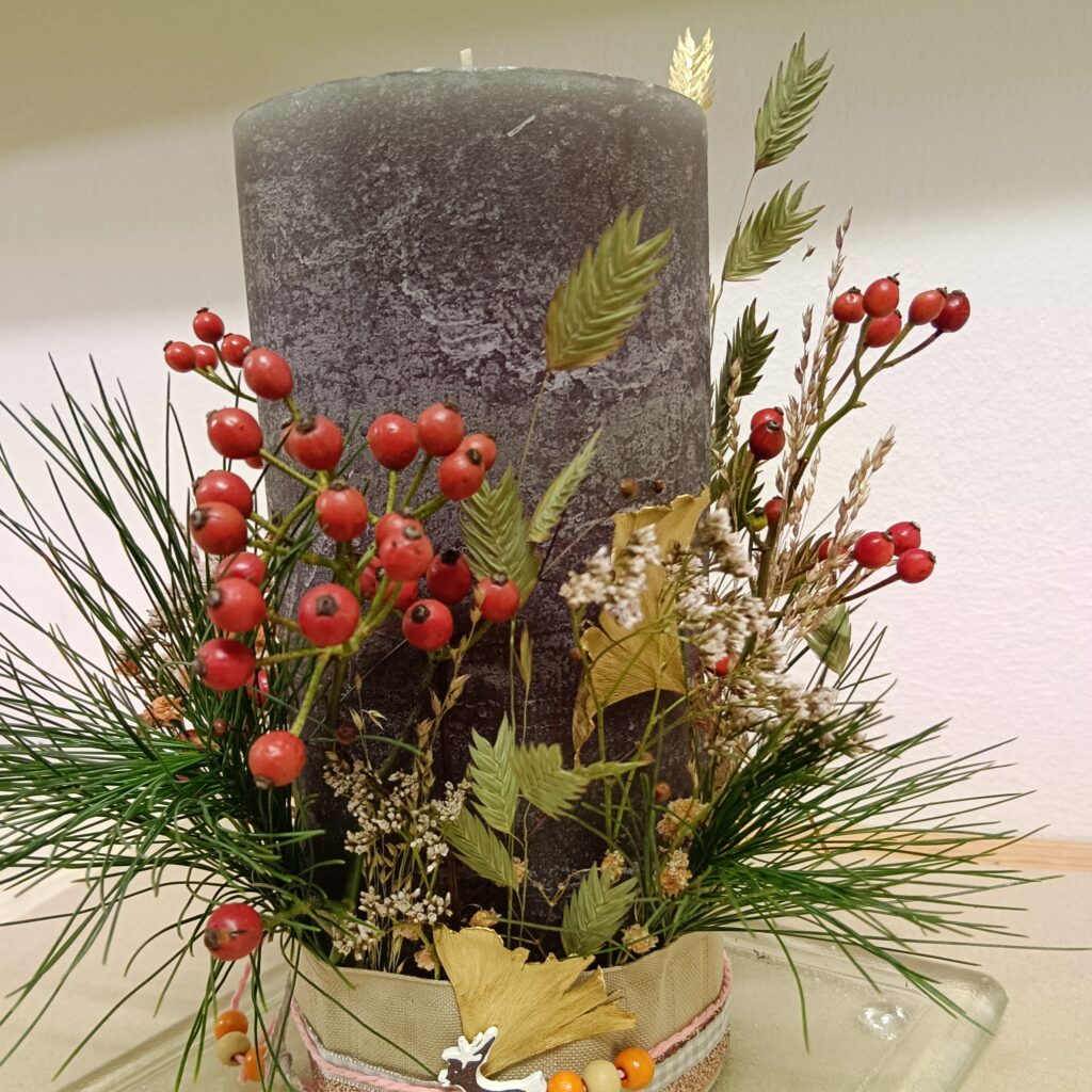 Winterliches Gesteck mit roter Beere und Kerze – Vöcklabruck