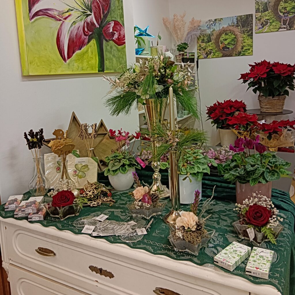Blumendeko auf Kommode mit Naturthema – Frühlingsfloristik Vöcklabruck