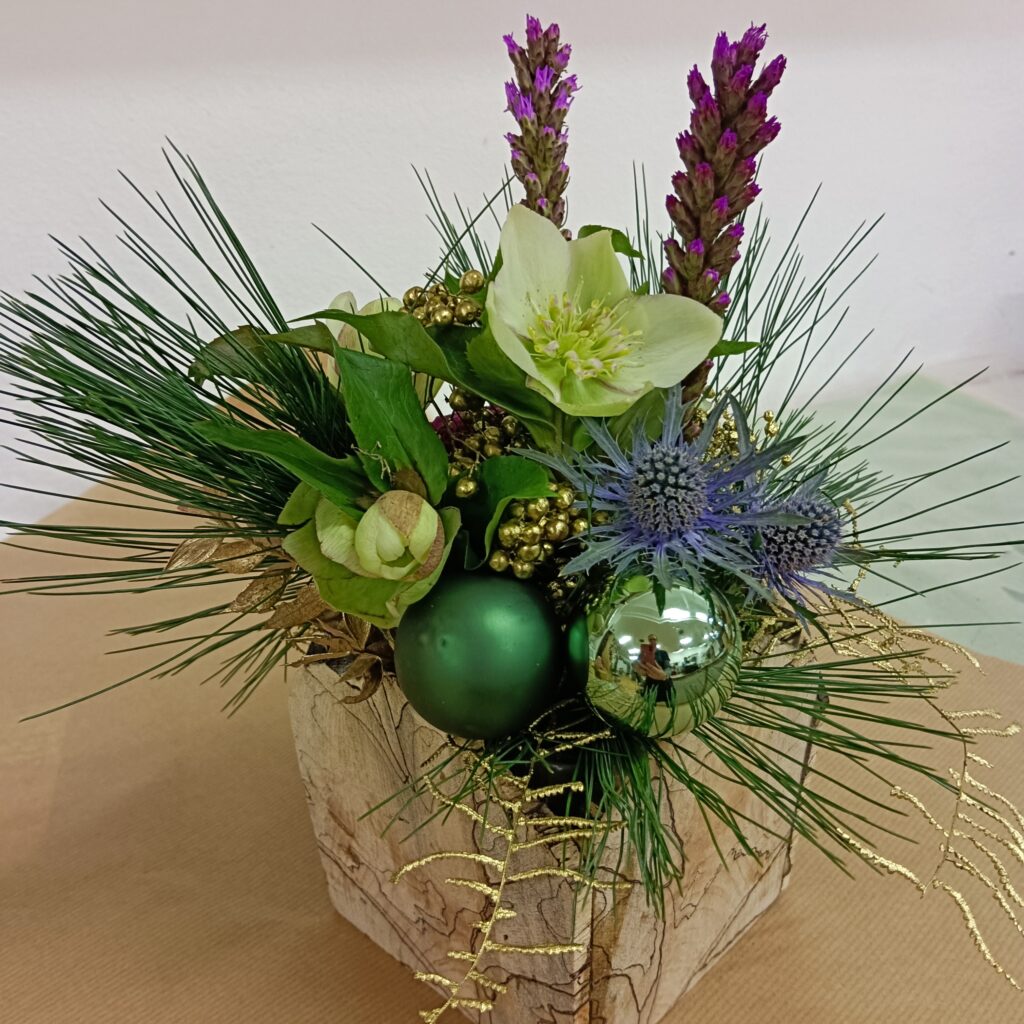 Weihnachtliches Gesteck mit Kugeln und Orchidee – Vöcklabruck