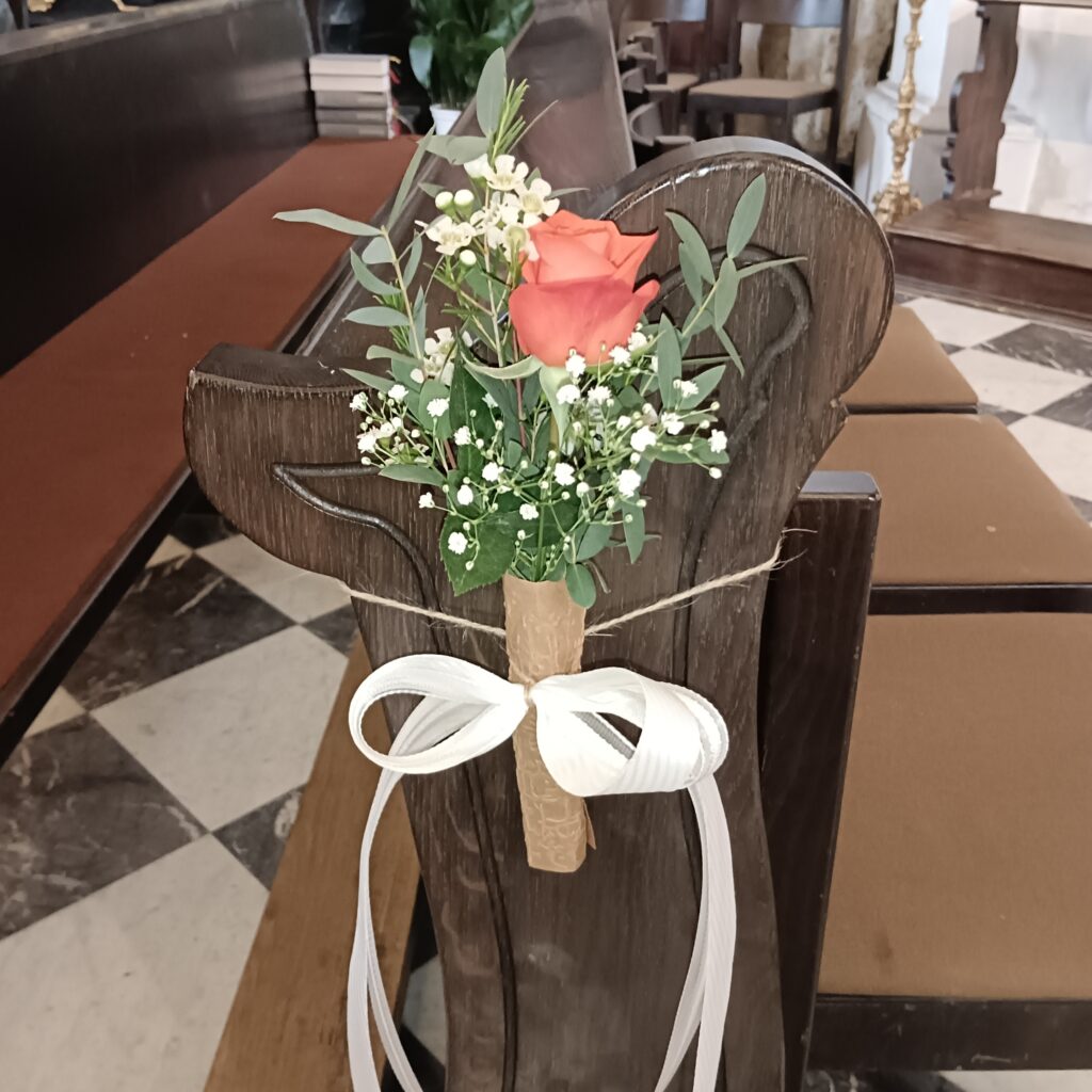 Bankdeko zur Hochzeit mit roter Rose und Eukalyptus – Kirche Vöcklabruck