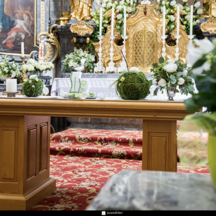 Altarblumenschmuck mit weißen und grünen Kugeln – Kirche in Vöcklabruck