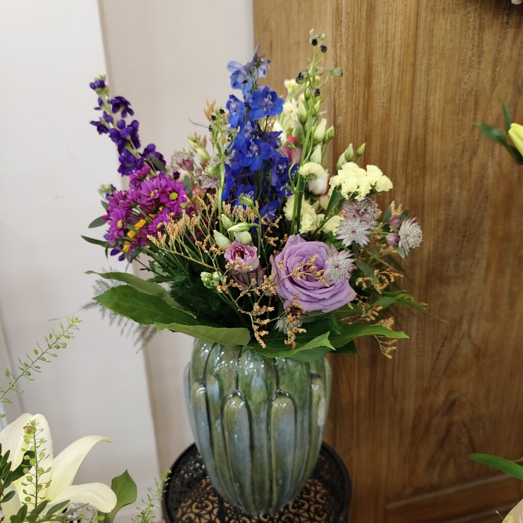 Floristik-Arrangement in Violett und Creme mit Rosen – Vöcklabruck