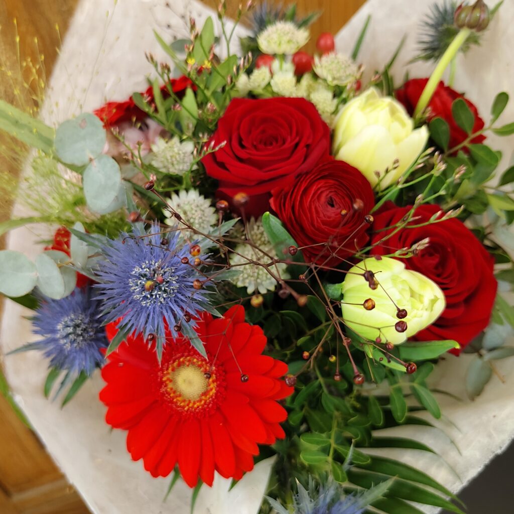 Klassischer Strauß mit roten Rosen, Gerbera und Disteln – Vöcklabruck