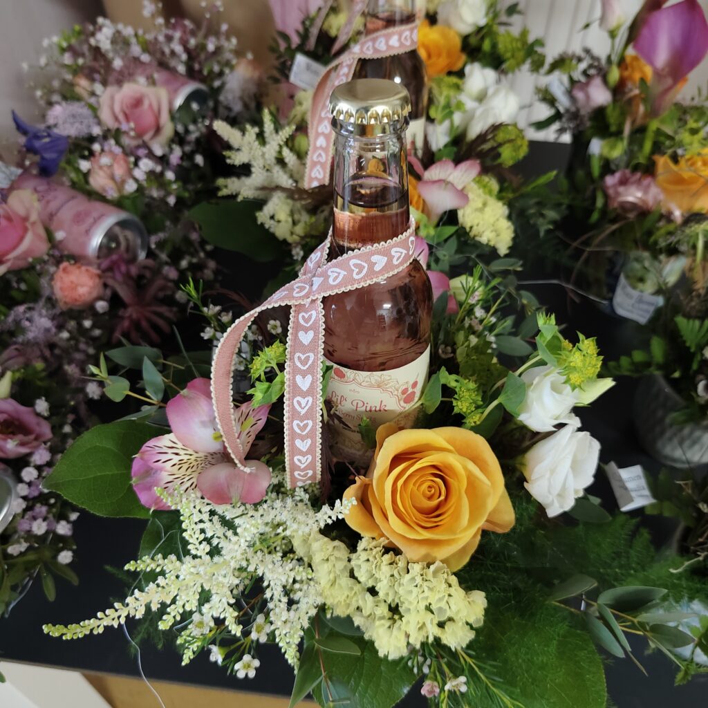 Originelles Bierblumen-Gesteck mit Rosen und Flasche – Geschenkidee in Vöcklabruck