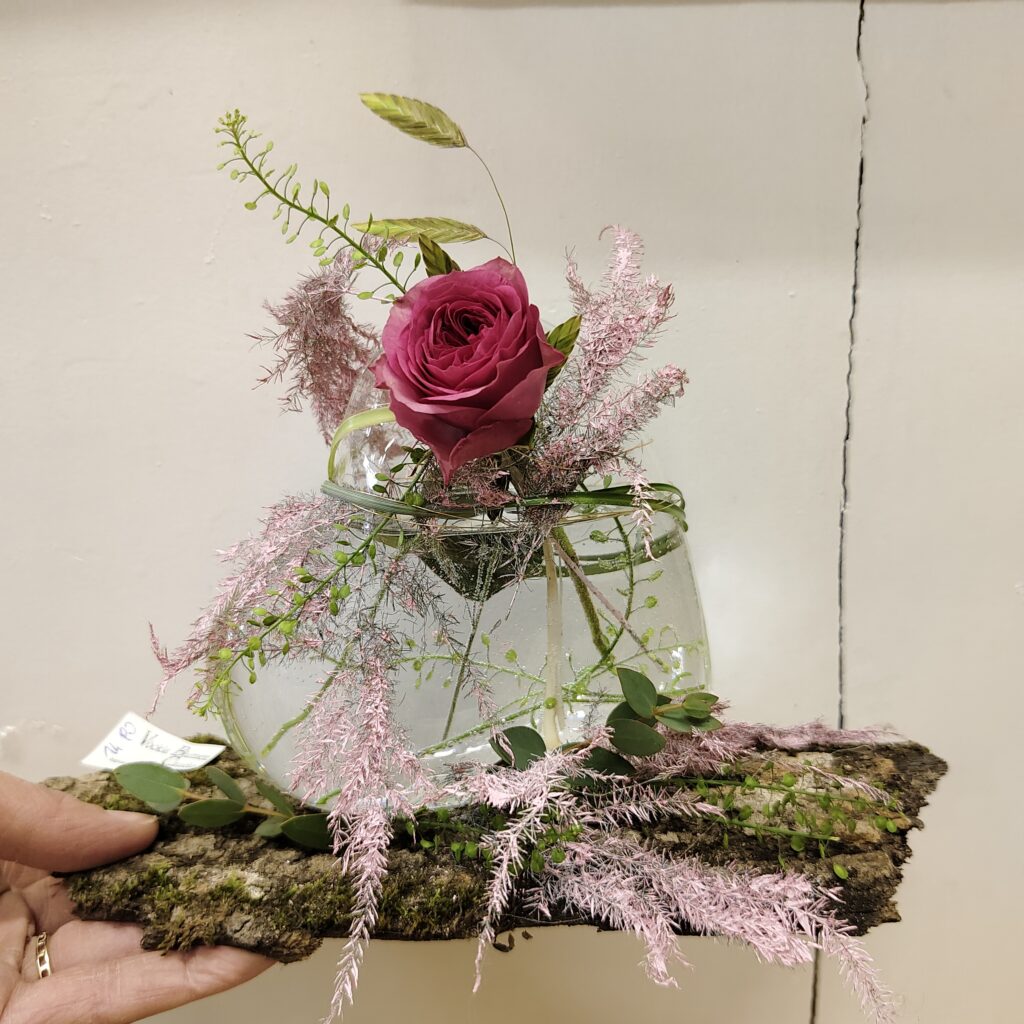 Mini-Gesteck mit Rose, Moos und Rinde als florale Tischdeko – Vöcklabruck