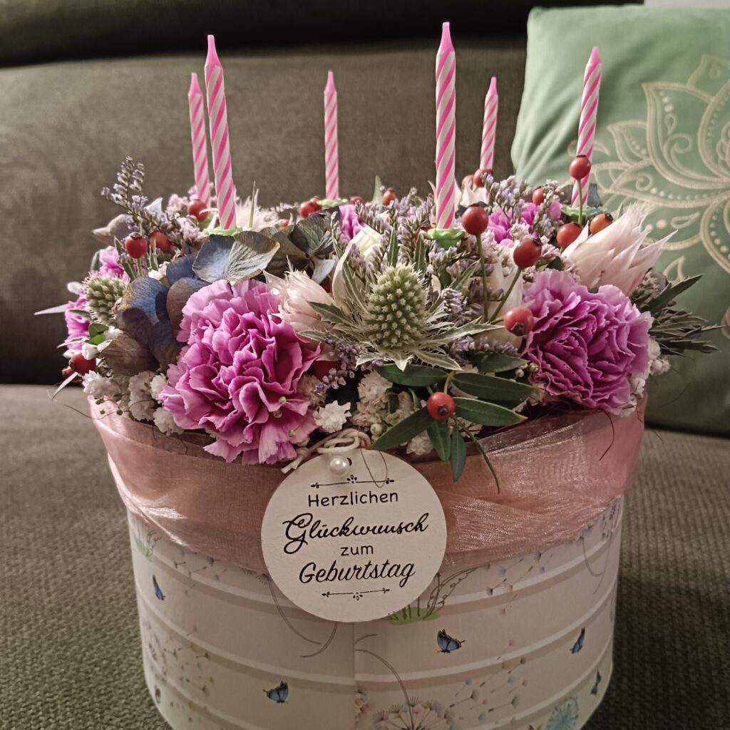 Geburtstagsbox mit rosa Nelken, Thymian und Kerzen – Blumengeschenk Vöcklabruck