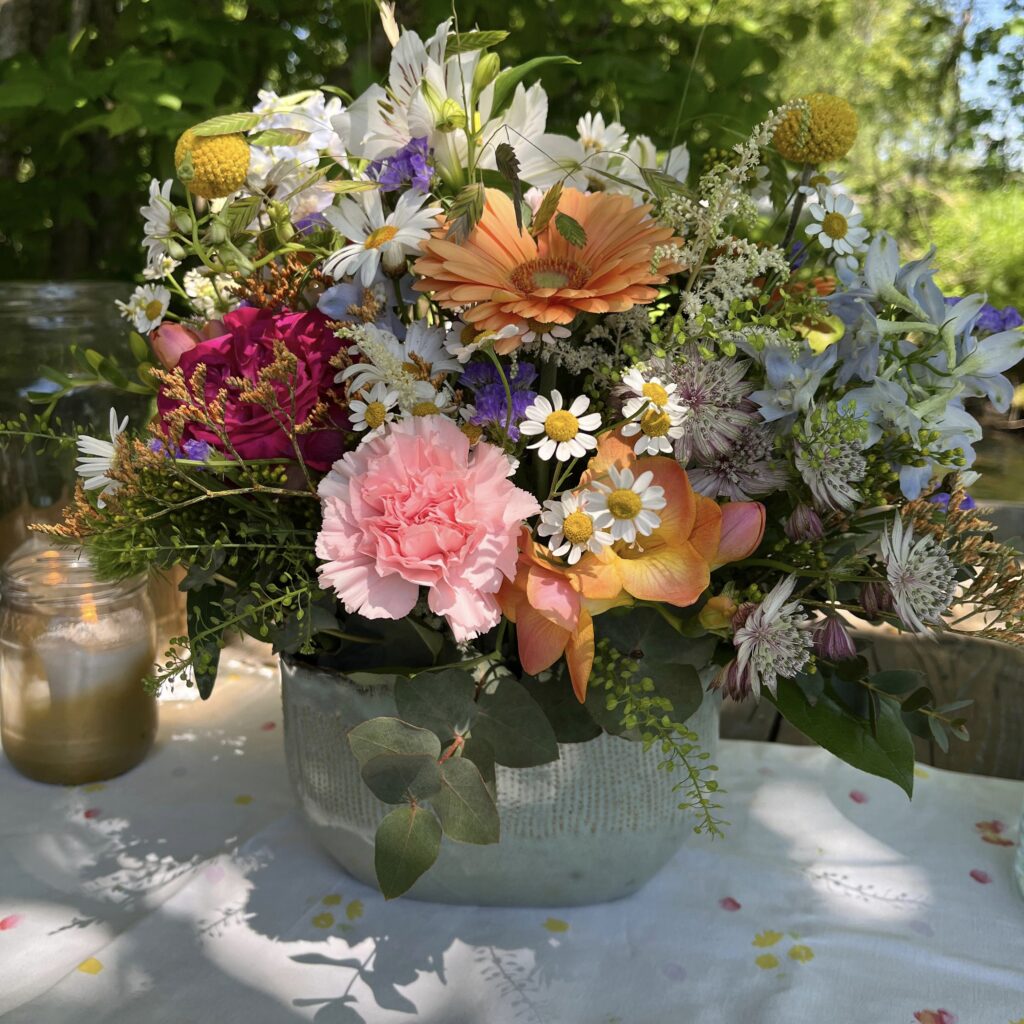 Sommerstrauß mit Pfingstrosen, Kamille und Wiesenblumen – Vöcklabruck