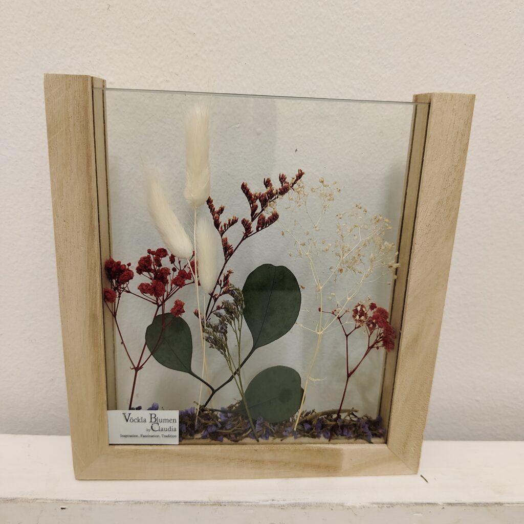 Blumenbild mit getrocknetem Eukalyptus hinter Glas – Vöcklabruck