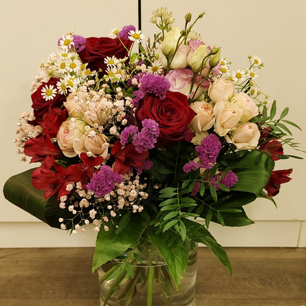 Bunter Strauß in Rot, Rosa und Weiß in Vase – klassischer Blumenstrauß Vöcklabruck