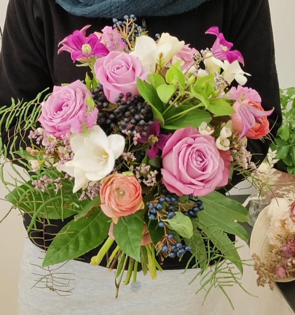 Klassischer Blumenstrauß mit rosa Rosen und Freesien – Vöcklabruck